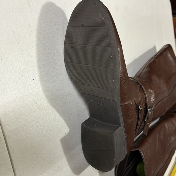 Tall brown boots fit just below the knee - Picture 5 of 6